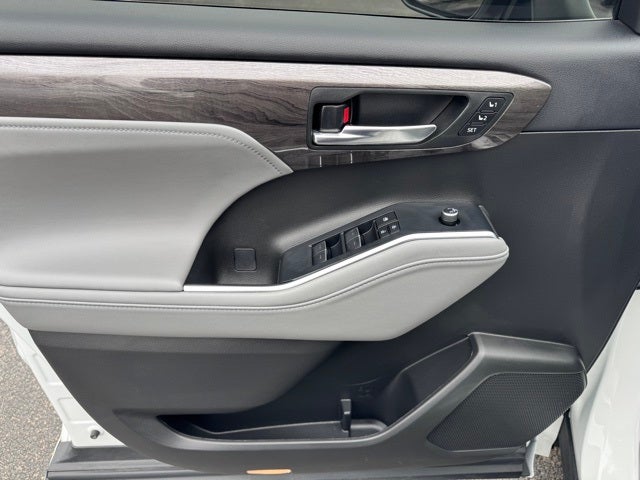 2022 Toyota Highlander Hybrid Platinum