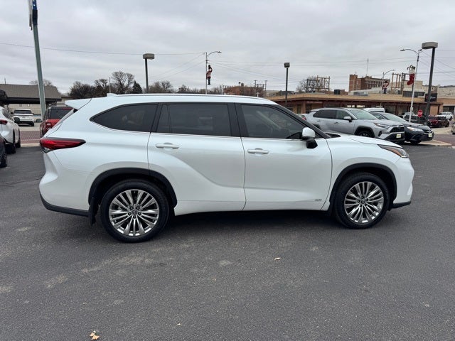 2022 Toyota Highlander Hybrid Platinum