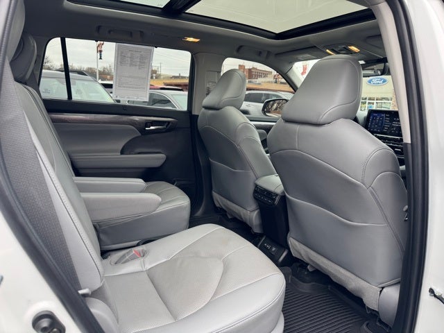 2022 Toyota Highlander Hybrid Platinum