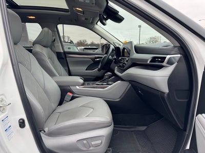 2022 Toyota Highlander Hybrid Platinum