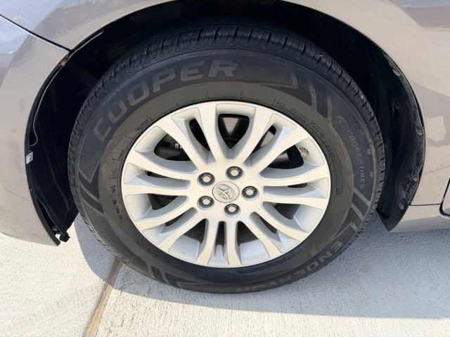 2014 Toyota Sienna XLE 8 Passenger