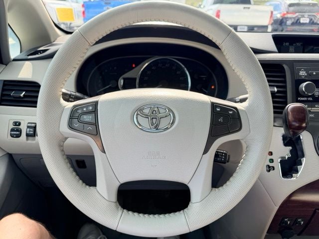 2014 Toyota Sienna XLE 8 Passenger
